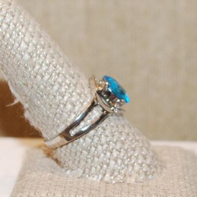 Size 9¾ Pretty Blue Oval Stone Ring with Top & Bottom Clear Stone Accents on a Open Silver Tone Band (4.2g)