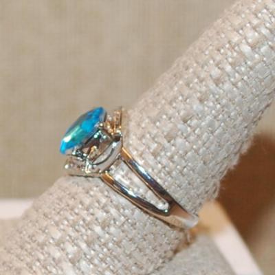 Size 9¾ Pretty Blue Oval Stone Ring with Top & Bottom Clear Stone Accents on a Open Silver Tone Band (4.2g)