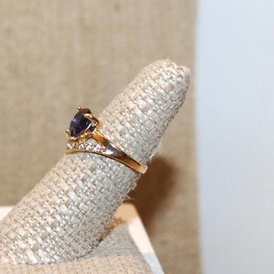 Size 6¾ Deep Purple Round Main Stone Ring with a "V" Clear Stone Accent on a Gold Tone Band (2.7g)