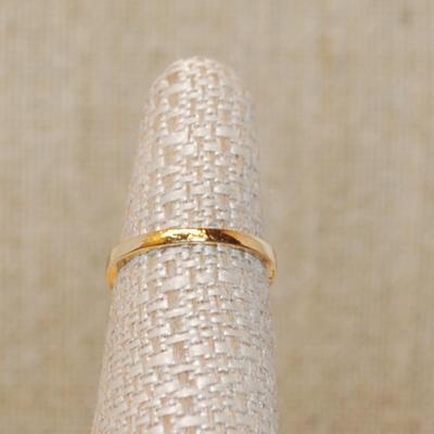 Size 6¾ Deep Purple Round Main Stone Ring with a "V" Clear Stone Accent on a Gold Tone Band (2.7g)