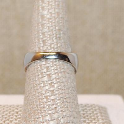 Size 8 Deep Blue Oval Main Stone Ring with Clear & Blue Line Accents on a Silver Tone Band (5.6g)
