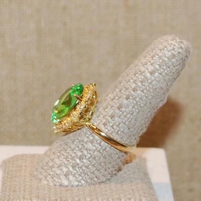 Size 9½ Large Green Long Oval Style Ring on a Nest Type Setting on a Gold Tone Band (5.8g)