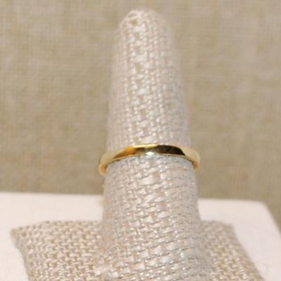 Size 9½ Large Green Long Oval Style Ring on a Nest Type Setting on a Gold Tone Band (5.8g)