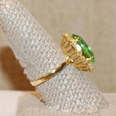 Size 9½ Large Green Long Oval Style Ring on a Nest Type Setting on a Gold Tone Band (5.8g)
