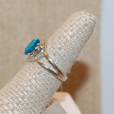 Size 8 Oval Blue Main Stone Ring with Top & Bottom Clear Stone Accents on a Silver Tone Band (3.6g)