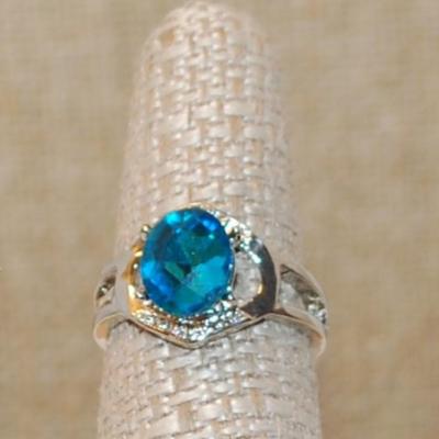 Size 8 Oval Blue Main Stone Ring with Top & Bottom Clear Stone Accents on a Silver Tone Band (3.6g)