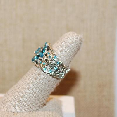 Size 7 Lots of Blue Stones Party Style Ring on a Hollowed Silver Tone Band (7.7g)
