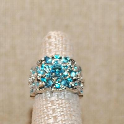 Size 7 Lots of Blue Stones Party Style Ring on a Hollowed Silver Tone Band (7.7g)