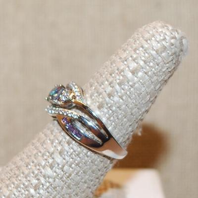 Size 8 Marked .925 Iridescent Round Main Stone Ring with Swirl Designed Accent Stones on a Silver Band (4.3g)