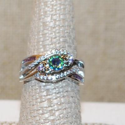 Size 8 Marked .925 Iridescent Round Main Stone Ring with Swirl Designed Accent Stones on a Silver Band (4.3g)