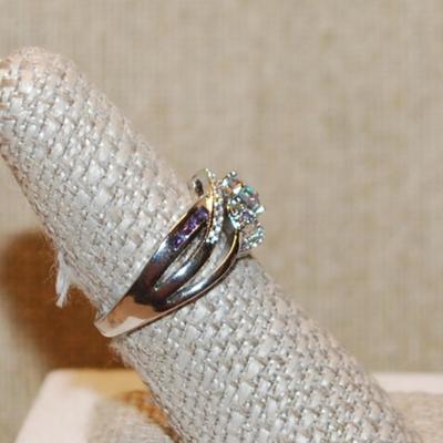 Size 8 Marked .925 Iridescent Round Main Stone Ring with Swirl Designed Accent Stones on a Silver Band (4.3g)