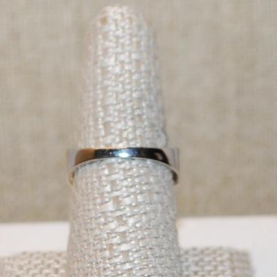 Size 8 Marked .925 Iridescent Round Main Stone Ring with Swirl Designed Accent Stones on a Silver Band (4.3g)