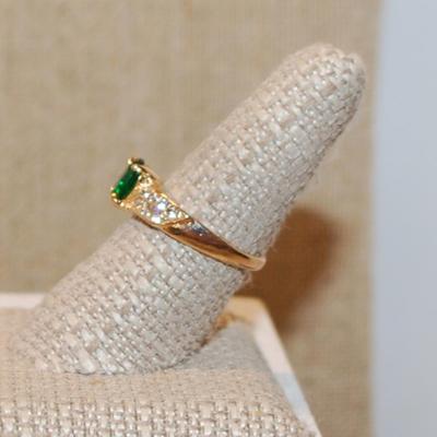 Size 8¾ Green Oval Main Stone Ring with 14 Side Clear Accents Stones on a Gold Tone Band (2.9g)