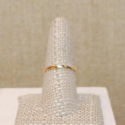 Size 8¾ Green Oval Main Stone Ring with 14 Side Clear Accents Stones on a Gold Tone Band (2.9g)