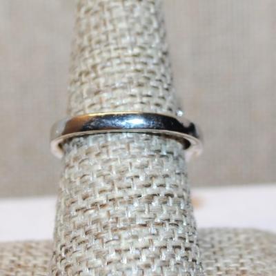 Size 8½ Large Green & Silver Cocktail Party Style Ring on a Silver Tone Band (7.4g)