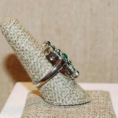Size 8½ Large Green & Silver Cocktail Party Style Ring on a Silver Tone Band (7.4g)