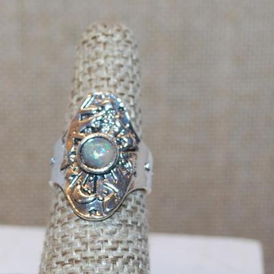 Size 6½ Marked .925 Round Iridescent Style Single Stone Ring on a Graphic "Moon & Stars" Silver Band (5.6g)