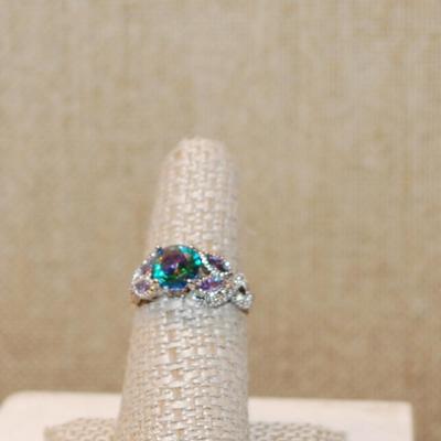 Size 7½ Round Iridescent Main Stone Ring with Purple Marquise Cut Side Stone Accents on a Silver Tone Band (3.0g)