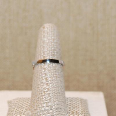 Size 7½ Round Iridescent Main Stone Ring with Purple Marquise Cut Side Stone Accents on a Silver Tone Band (3.0g)