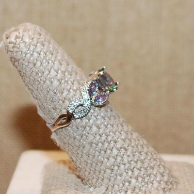 Size 7½ Round Iridescent Main Stone Ring with Purple Marquise Cut Side Stone Accents on a Silver Tone Band (3.0g)