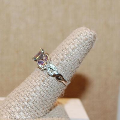 Size 7½ Round Iridescent Main Stone Ring with Purple Marquise Cut Side Stone Accents on a Silver Tone Band (3.0g)