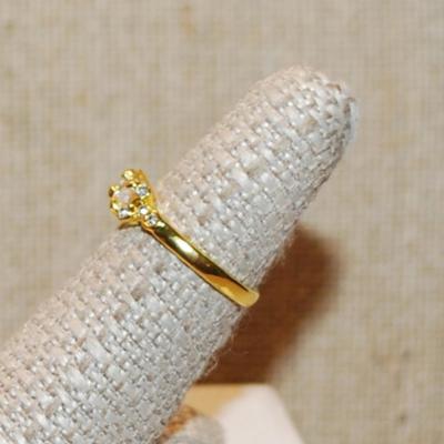Size 6¼ Side Positioned Marquise Shaped Clear Main Stone Ring with a Gold Tone Band (2.3g)