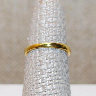 Size 6¼ Side Positioned Marquise Shaped Clear Main Stone Ring with a Gold Tone Band (2.3g)