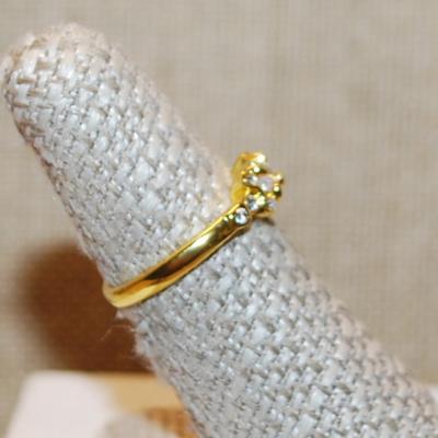 Size 6¼ Side Positioned Marquise Shaped Clear Main Stone Ring with a Gold Tone Band (2.3g)