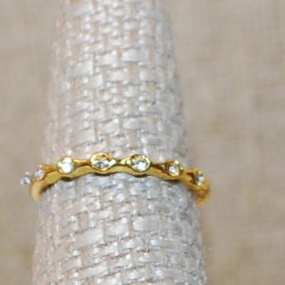 Size 6½ Round Clear Stones 8 in a Row Ring on a Gold Tone Band (1.2g)