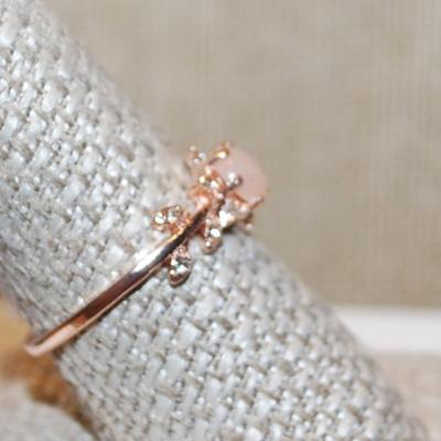 Size 10 Single Pink Iridescent Round Stone Ring & Leaf Style Side Accents on a Gold Tone Band (1.5g)
