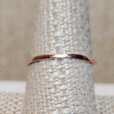 Size 10 Single Pink Iridescent Round Stone Ring & Leaf Style Side Accents on a Gold Tone Band (1.5g)