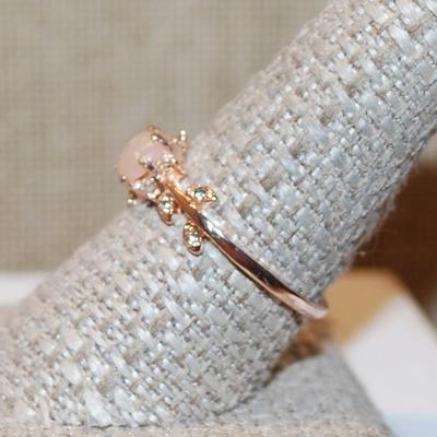 Size 10 Single Pink Iridescent Round Stone Ring & Leaf Style Side Accents on a Gold Tone Band (1.5g)