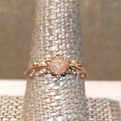 Size 10 Single Pink Iridescent Round Stone Ring & Leaf Style Side Accents on a Gold Tone Band (1.5g)