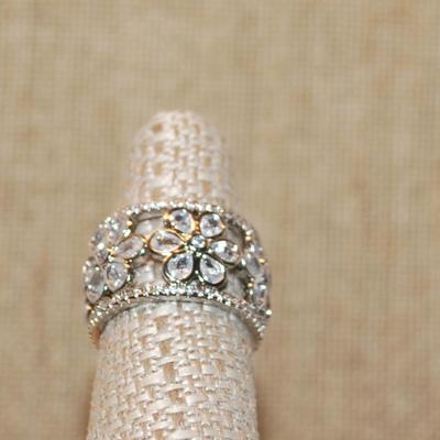 Size 7½ Clear Pear Shaped Stones Flower with 6 Petals Party Ring & Shiny Accents on a Silver Tone Band (8.2g)