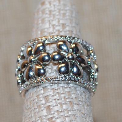 Size 7½ Clear Pear Shaped Stones Flower with 6 Petals Party Ring & Shiny Accents on a Silver Tone Band (8.2g)