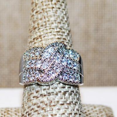 Size 8¾ Cluster of 3 Rows of Glitter Stones Cocktail Ring on a Solid Silver Tone Band (7.9g)