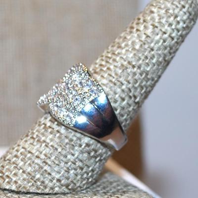 Size 8¾ Cluster of 3 Rows of Glitter Stones Cocktail Ring on a Solid Silver Tone Band (7.9g)