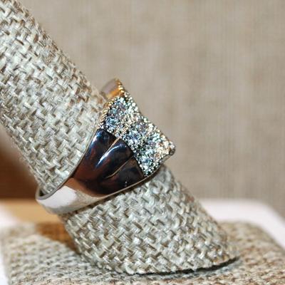 Size 8¾ Cluster of 3 Rows of Glitter Stones Cocktail Ring on a Solid Silver Tone Band (7.9g)