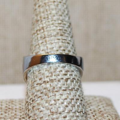 Size 8¾ Cluster of 3 Rows of Glitter Stones Cocktail Ring on a Solid Silver Tone Band (7.9g)