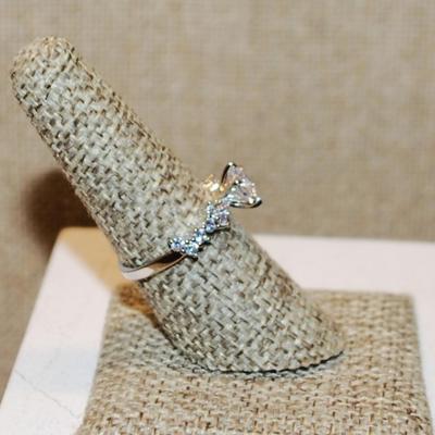 Size 7¾ Marked .925 Clear Round Stone Ring with Zig-Zag Stone Accents on a Silver Band (2.5g)