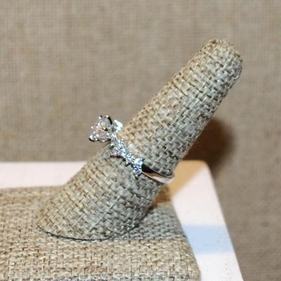Size 7¾ Marked .925 Clear Round Stone Ring with Zig-Zag Stone Accents on a Silver Band (2.5g)