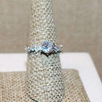 Size 7¾ Marked .925 Clear Round Stone Ring with Zig-Zag Stone Accents on a Silver Band (2.5g)