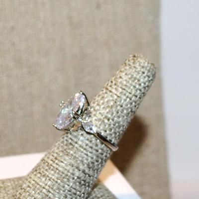 Size 6 Large Oval Clear Stone Ring with Horizontal Side Accents on a Silver Tone Band (4.4g)