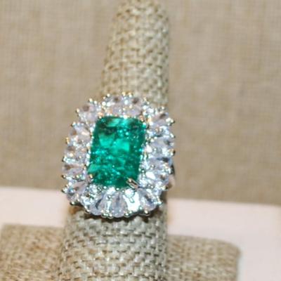 Size 8 Marked .925 Large Crackled Green Stone Party/Cocktail Ring with Full Surrounds on a Silver Band (8.6g)
