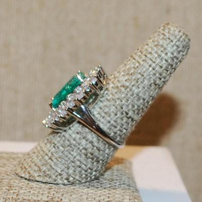 Size 8 Marked .925 Large Crackled Green Stone Party/Cocktail Ring with Full Surrounds on a Silver Band (8.6g)