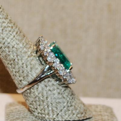 Size 8 Marked .925 Large Crackled Green Stone Party/Cocktail Ring with Full Surrounds on a Silver Band (8.6g)