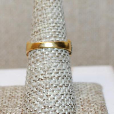 Size 7¼ Large Blue Transparent Stone Ring with Blue Side Accents on a Gold Tone Band (5.4g)