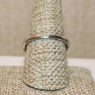 Size 10 Large Oval Red Stone Ring with "School Class Ring" Style Accents on a Silver Tone Band (6.3g)