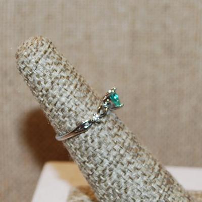 Size 5 Blue/Green HEART Stone with Twisted Setting and Side Accents on a Silver Tone Band (1.2g)