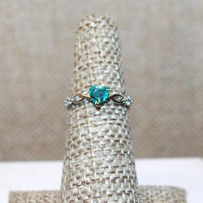 Size 5 Blue/Green HEART Stone with Twisted Setting and Side Accents on a Silver Tone Band (1.2g)